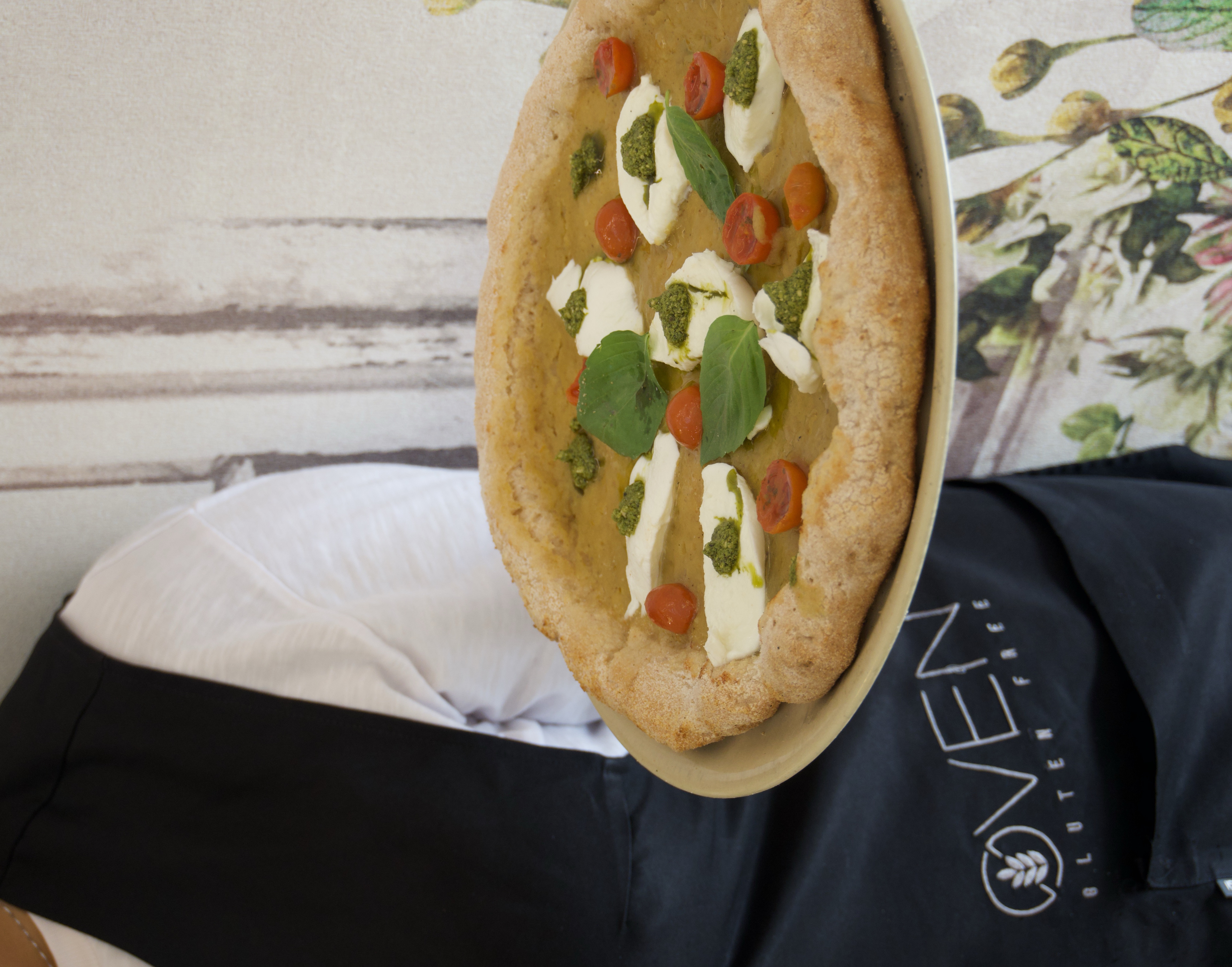 Pizza gluten free OVEN Parma servita dal team OVEN